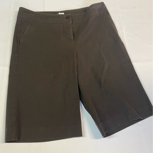 SAKS 5th Avenue brown Bermuda short. Flat fronts and a women’s size 8. - Picture 1 of 3
